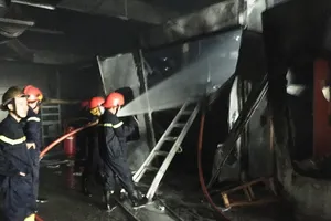 Showroom ô tô ở Sài Gòn bén lửa, 2 ô tô bị cháy