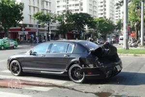 Siêu xe Bentley bị xe container tông nát đuôi