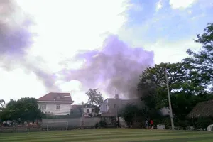 Kho chứa bia bốc cháy, nhiều người hoảng sợ