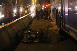 Nam thanh niên bị xe buýt cán trong làn đường ô tô
