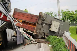 Máy chấn sắt hơn chục tấn rơi từ thùng xe tải xuống đường