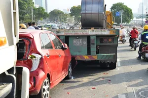 Tông xe liên hoàn ở trung tâm TP.HCM, đường kẹt cứng