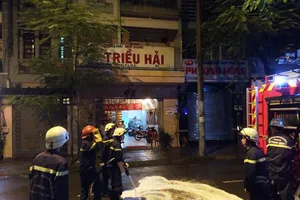 Đường dây điện phát nổ bốc cháy sau cơn mưa