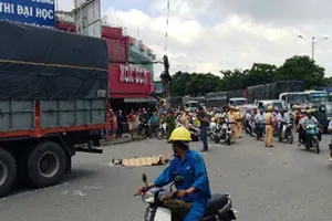 Xe tải va chạm hai cụ bà, cửa ngõ phía tây kẹt cứng