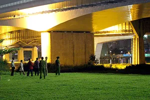 Người đàn ông nhảy cầu Sài Gòn rơi xuống đất tử vong