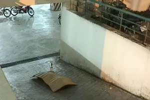 Phụ nữ người Philippines rơi từ lầu 8 chung cư