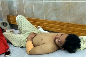 Người mẹ 52 tuổi kêu cứu khi con trai bị chém gục trong quán