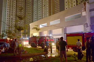 Cháy tầng 11 chung cư, hàng trăm người dân hoảng loạn