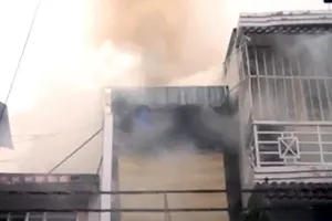 Bố bồng con trai chạy thoát khỏi đám cháy ở trung tâm TP