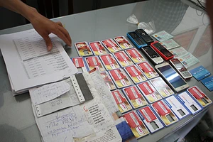 Làm thẻ ATM cho kẻ lừa đảo, người phụ nữ 3 con bị bắt 