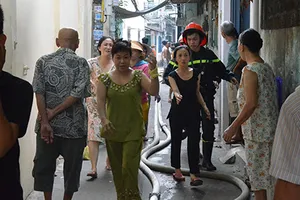 Hỏa hoạn từ căn nhà khóa kín, cả khu phố náo loạn