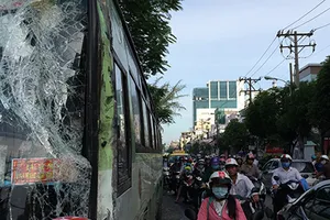 Xe bồn chở xăng đâm xe buýt, hàng chục hành khách hoảng loạn