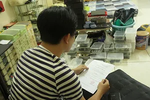 Tạm đình chỉ điều tra viên trong vụ khởi tố người bán điện thoại cũ