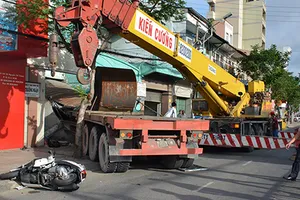 Xe container cuốn người vào gầm, húc sập nhà dân gần trung tâm TP