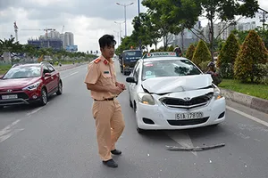 Tông đuôi ô tô, 3 người nước ngoài la hét trên xe taxi