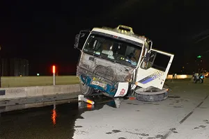 Container rớt bánh, rơi thùng trên cầu Sài Gòn lúc rạng sáng