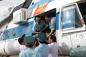 Vượt 2.000 cây số ra Trường Sa đưa đồng đội về đất liền cấp cứu