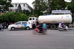Hàng chục người chờ xe buýt tháo chạy vì xe bồn chở xăng húc taxi