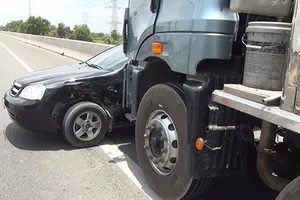 4 người la hét trong xế hộp bị húc văng 100 m