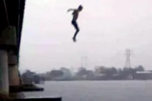 Nam thanh niên đưa ví tiền cho tài xế taxi rồi nhảy cầu Bình Lợi