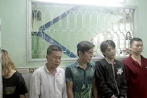 Vờ làm quen, rủ du khách nước ngoài đi ăn nhậu để cướp tiền