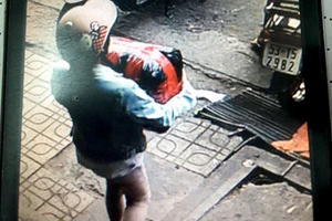 Mẹ đưa con gái 13 tuổi đi trộm cắp tài sản