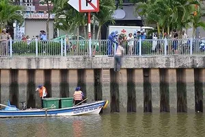 Thi thể người đàn ông nổi lên trên kênh Nhiêu Lộc - Thị Nghè