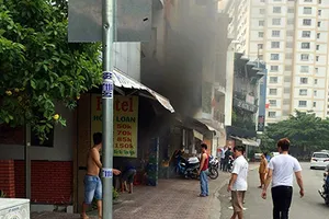 Xe máy để trong nhà tự phát cháy dữ dội