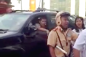 Ô tô biển 80A chạy ngược chiều, gây va chạm giao thông