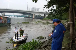 Thi thể đeo ba lô chứa đầy đá nổi trên sông Sài Gòn