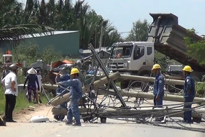 Xe ben kéo đổ 6 cột điện ở Nhà Bè