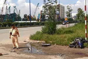 Nam thanh niên văng xa sau cú va chạm container