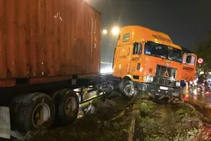 Container mất lái trên cầu Rạch Chiếc trong cơn mưa lớn