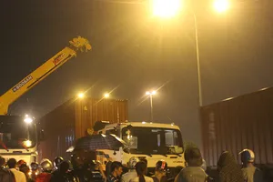 Mẹ khóc ngất khi chứng kiến con trai bị container cán