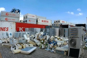 Phát hiện 3 container hàng điện lạnh khai man