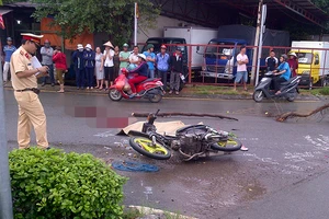 Cô gái trẻ tử vong cạnh chiếc xe không biển số