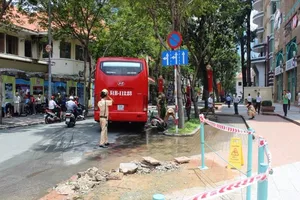 Xe chở khách nước ngoài gây tai nạn ở trung tâm Sài Gòn