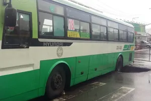 Xe buýt sụp 'hố tử thần' trên đường Nguyễn Ảnh Thủ