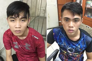 Đặc nhiệm đạp ngã 2 tên cướp giật giỏ xách du khách