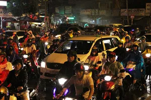 Ngàn phương tiện mắc kẹt dưới mưa khu vực Tân Sơn Nhất