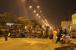 Xe bồn húc dải phân cách, lật ngang trên xa lộ Hà Nội