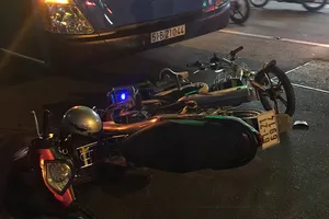 Nữ sinh lớp 8 hoảng loạn vì bị xe buýt cán trúng tay