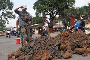 'Hố tử thần' xuất hiện ở trung tâm TP.HCM sau mưa lớn