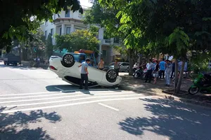 “Xế hộp” húc nhau lật ngửa ở khu biệt thự quận 7 