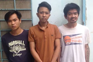 Cô gái bị 3 thanh niên rút roi điện đe dọa rồi cướp xe