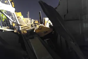 Cả gia đình bỏ chạy khi xe tải cẩu đè sập nhà bếp