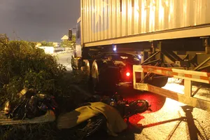 Va chạm với xe tải,mẹ chồng và con dâu sắp cưới tử vong