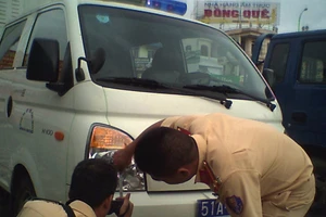 Xe cảnh sát va chạm xe máy, người đàn ông cấp cứu