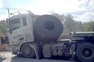 Container phanh gấp, cuộn thép hàng tấn đè bẹp cabin