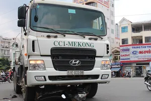 Người đàn ông 60 tuổi bị xe bồn cán qua chân